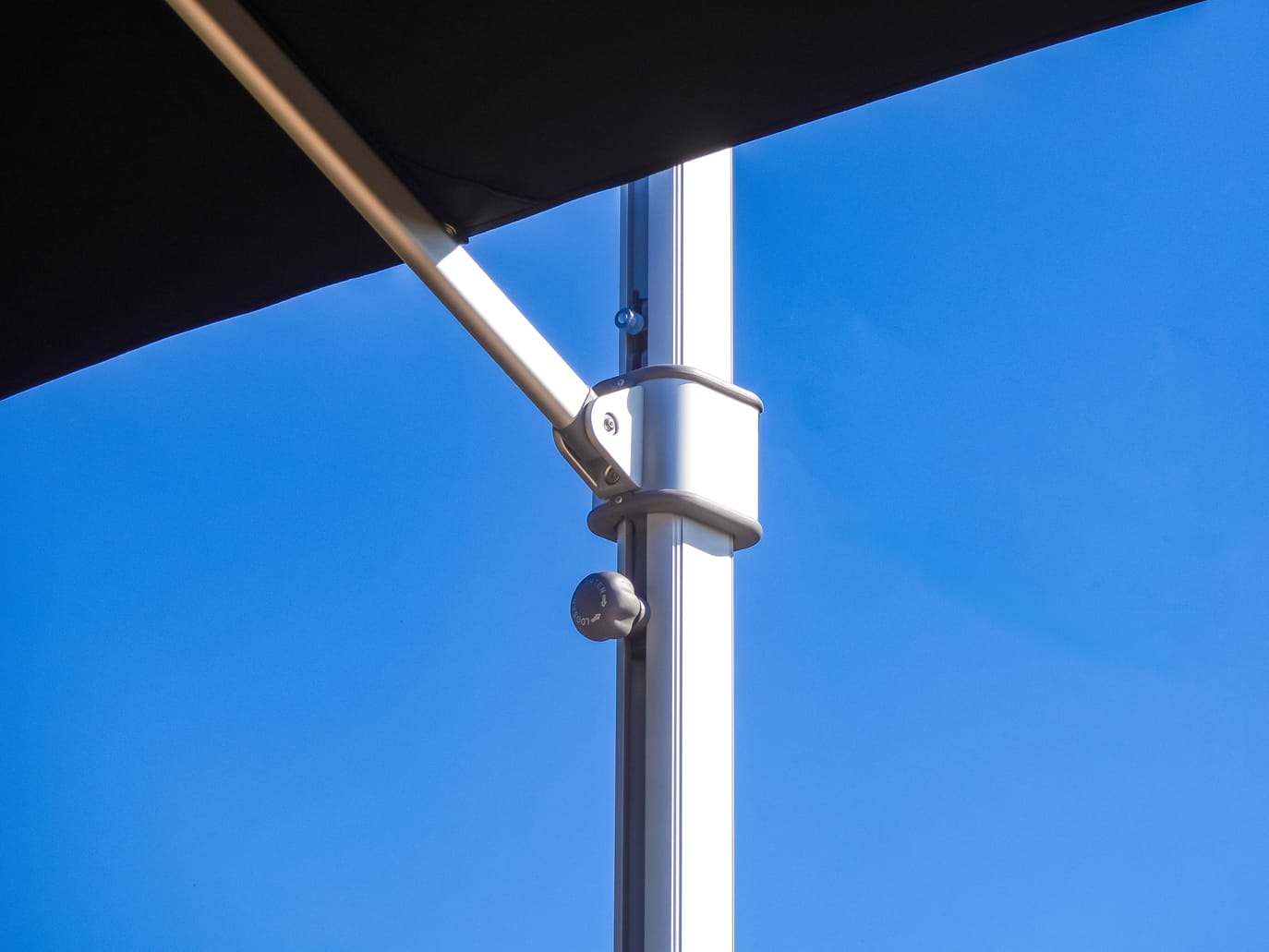 2.8m Cantilever Parasol - Aurora