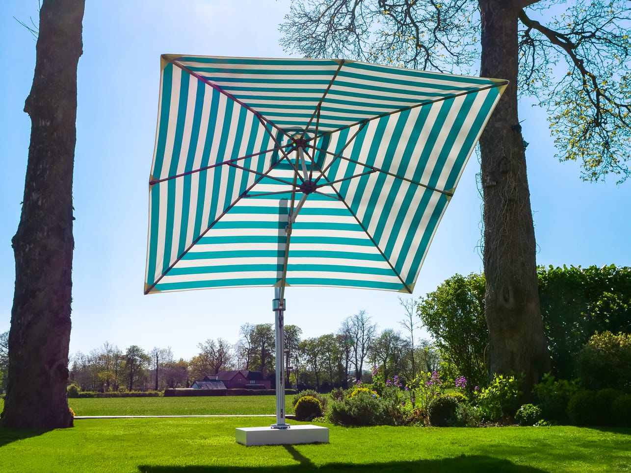 3m Square Cantilever Parasol - Eclipse