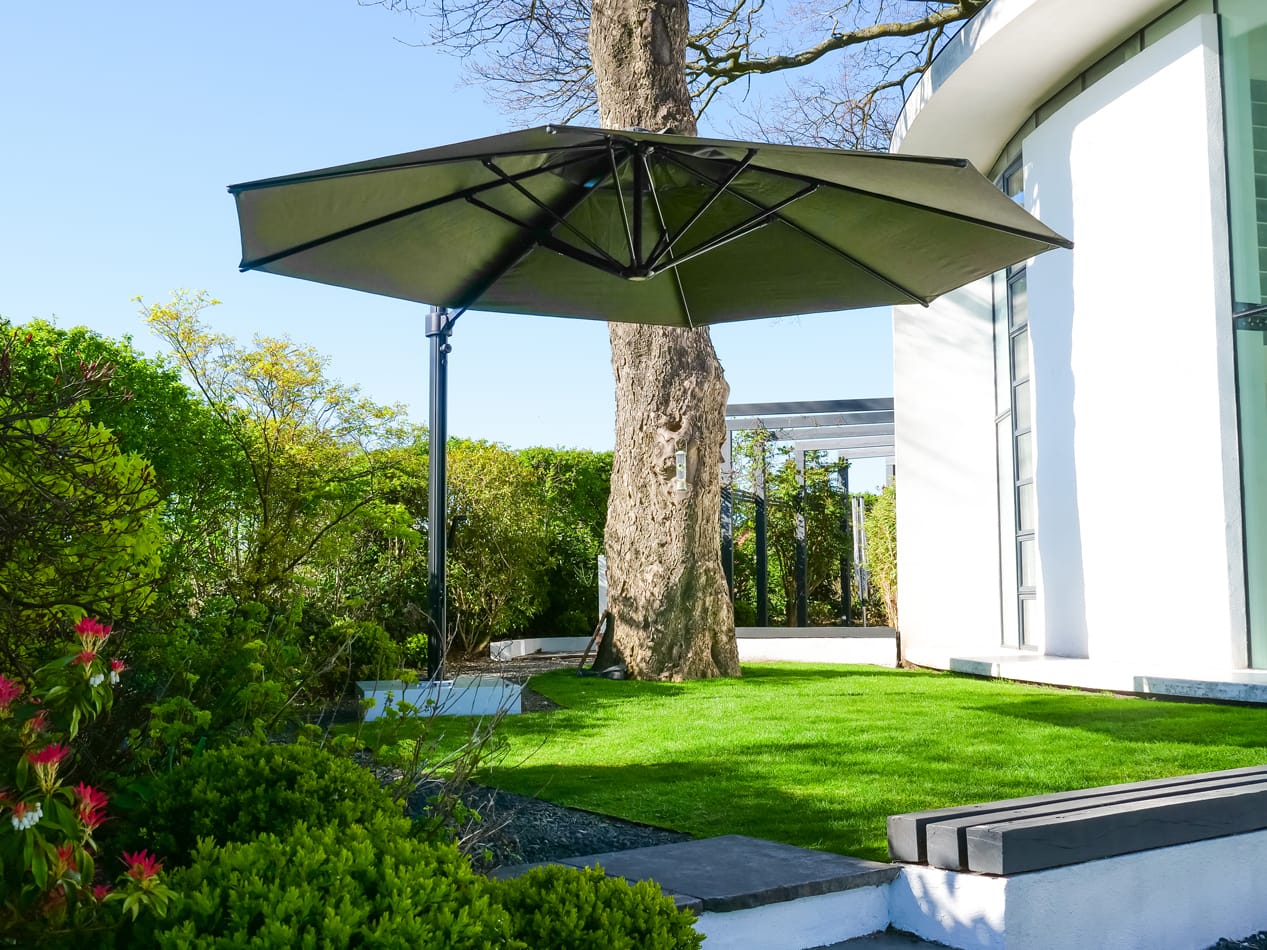 4m Octagonal Cantilever Parasol - Eclipse