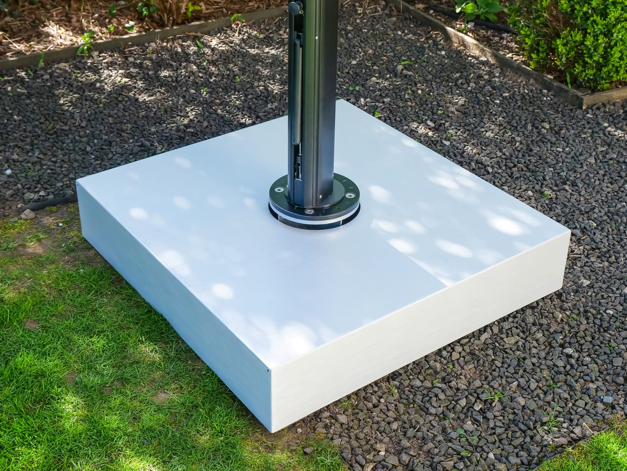 4m Octagonal Cantilever Parasol - Eclipse