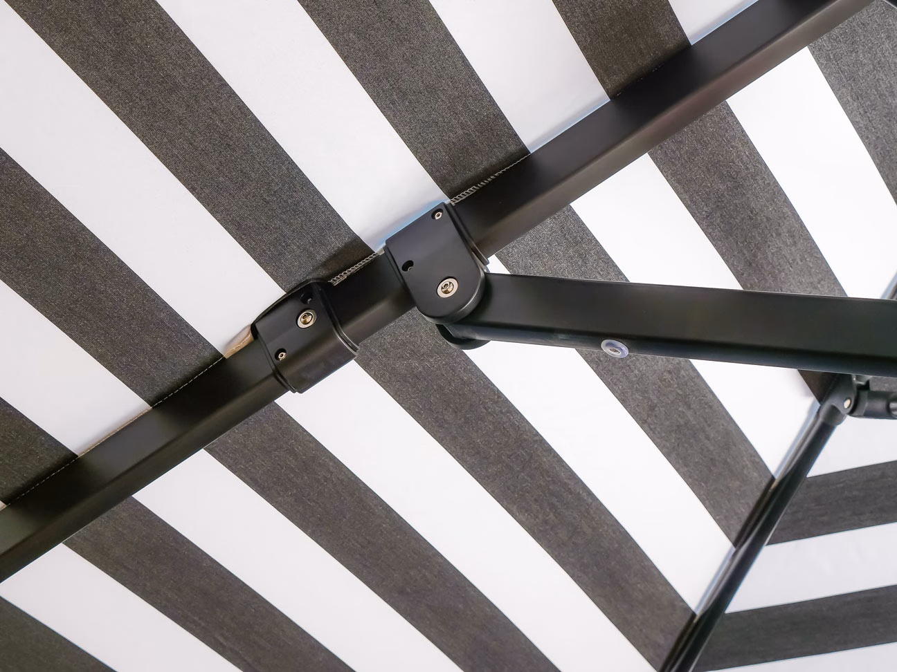 3m Square Cantilever Parasol - Eclipse