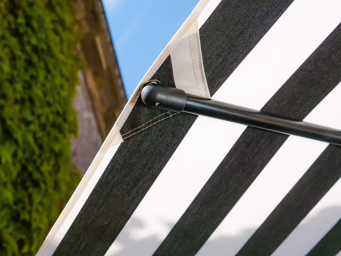 3m Square Cantilever Parasol - Eclipse