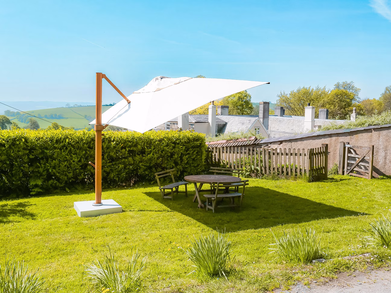 4m x 3m Rectangular Cantilever Parasol - Eclipse