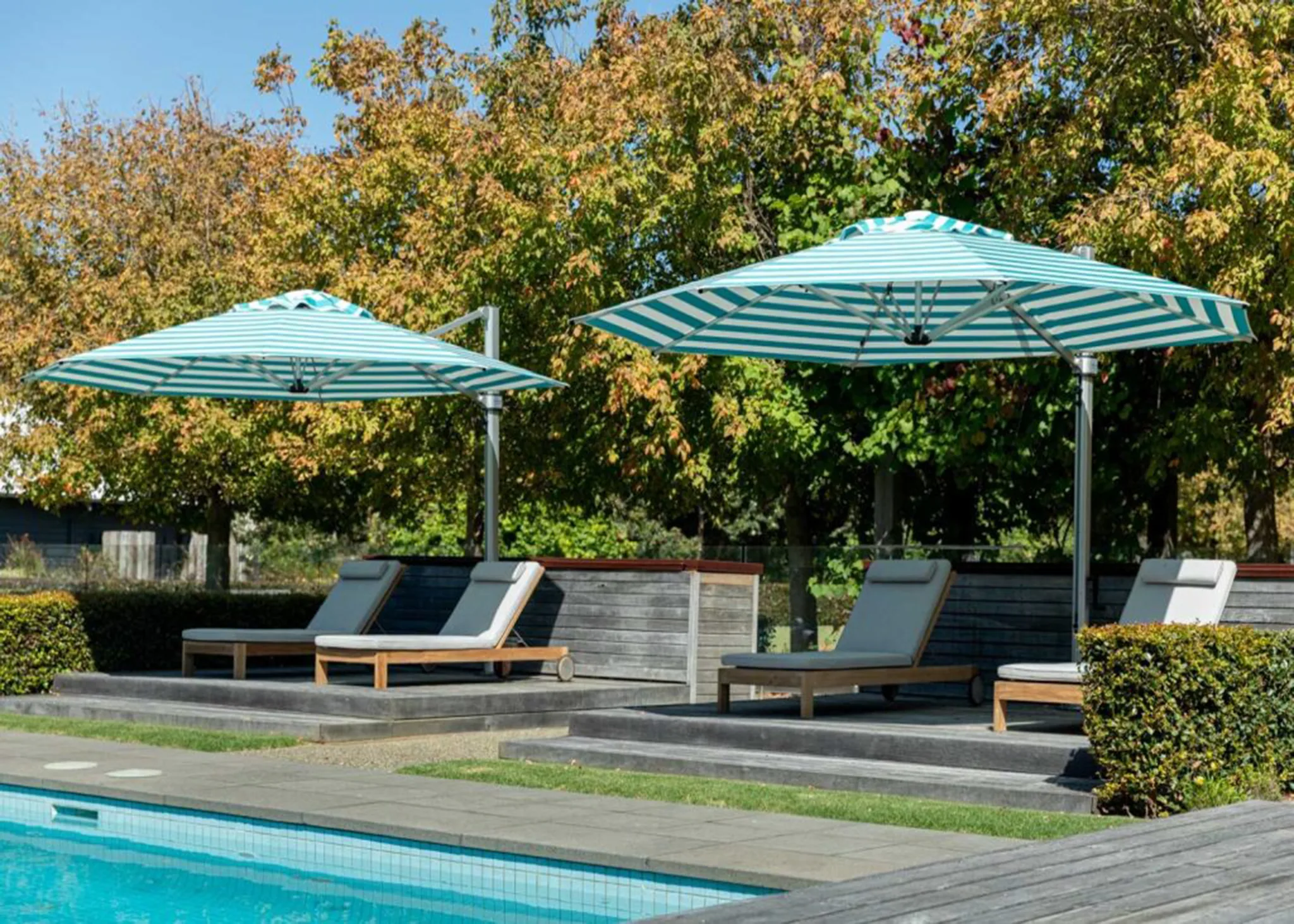 Cantilever vs Centre Post Parasols: Which One’s Right for You?